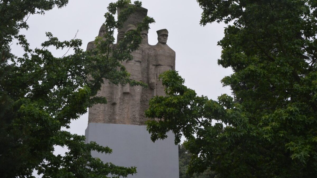 Procedura usunięcia pokomunistycznego pomnika w Nowogardzie – kontrowersje i opór