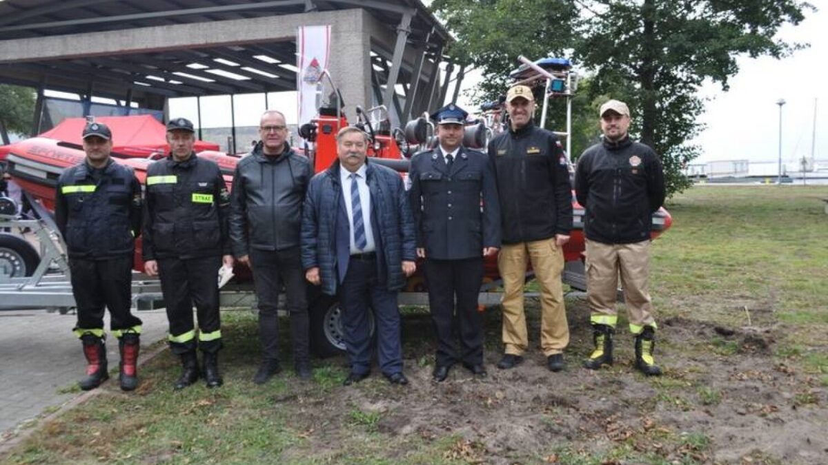 Uroczyste przekazanie łodzi ratowniczych dla jednostek straży pożarnej w Stepnicy