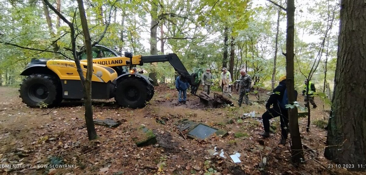 W Kątach odkryto nagrobki z dawnego cmentarza. Plan utworzenia lapidarium.