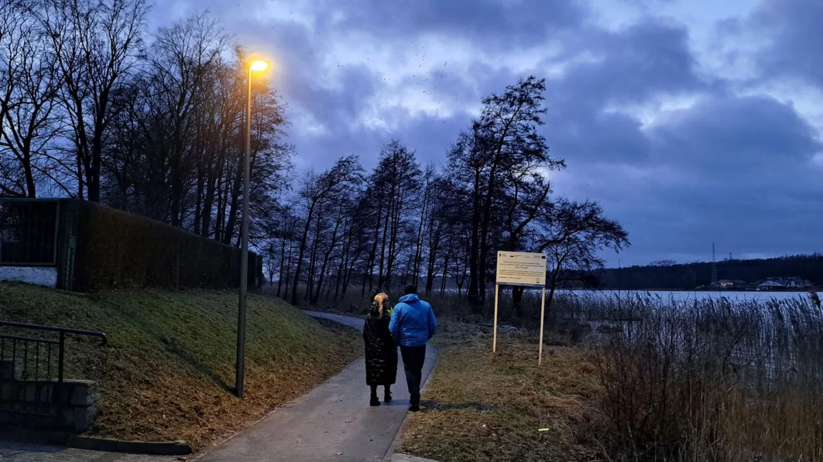 Nowe oświetlenie na ścieżce wokół Jeziora Nowogardzkiego