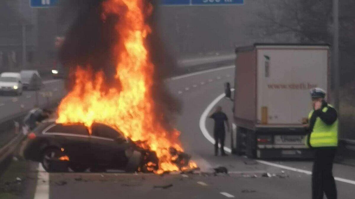 Wypadek na autostradzie A6 – pożar samochodu oraz duże utrudnienia