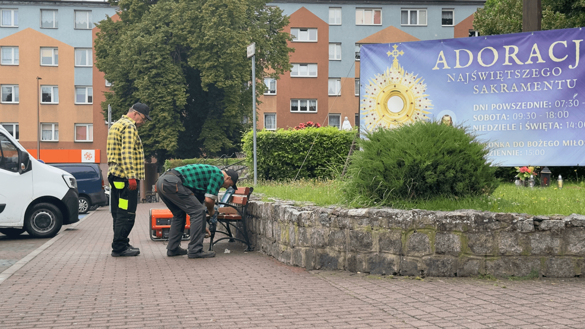 Rozpoczęto prace nad renowacją ławek w Goleniowie