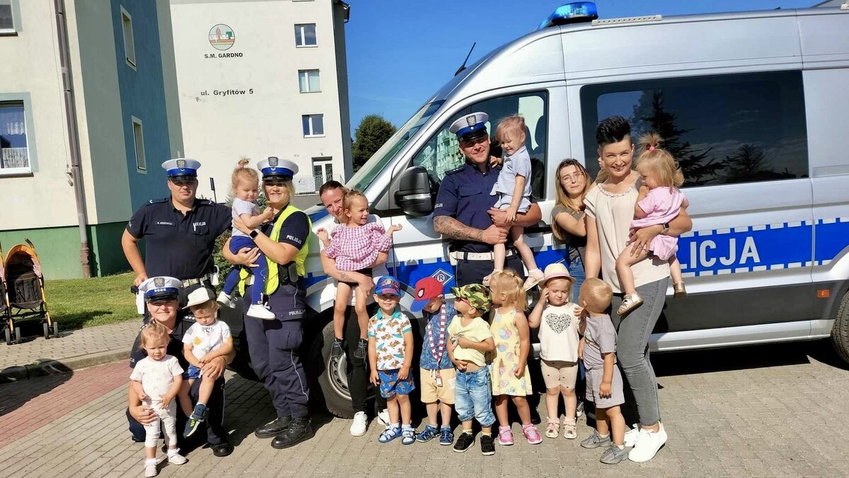 Edukacyjne spotkanie maluszków z policjantami w Nowogardzie