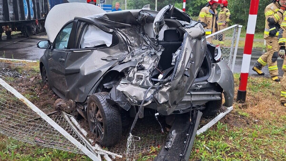 Kolizja pociągu towarowego z samochodem osobowym w Mostach