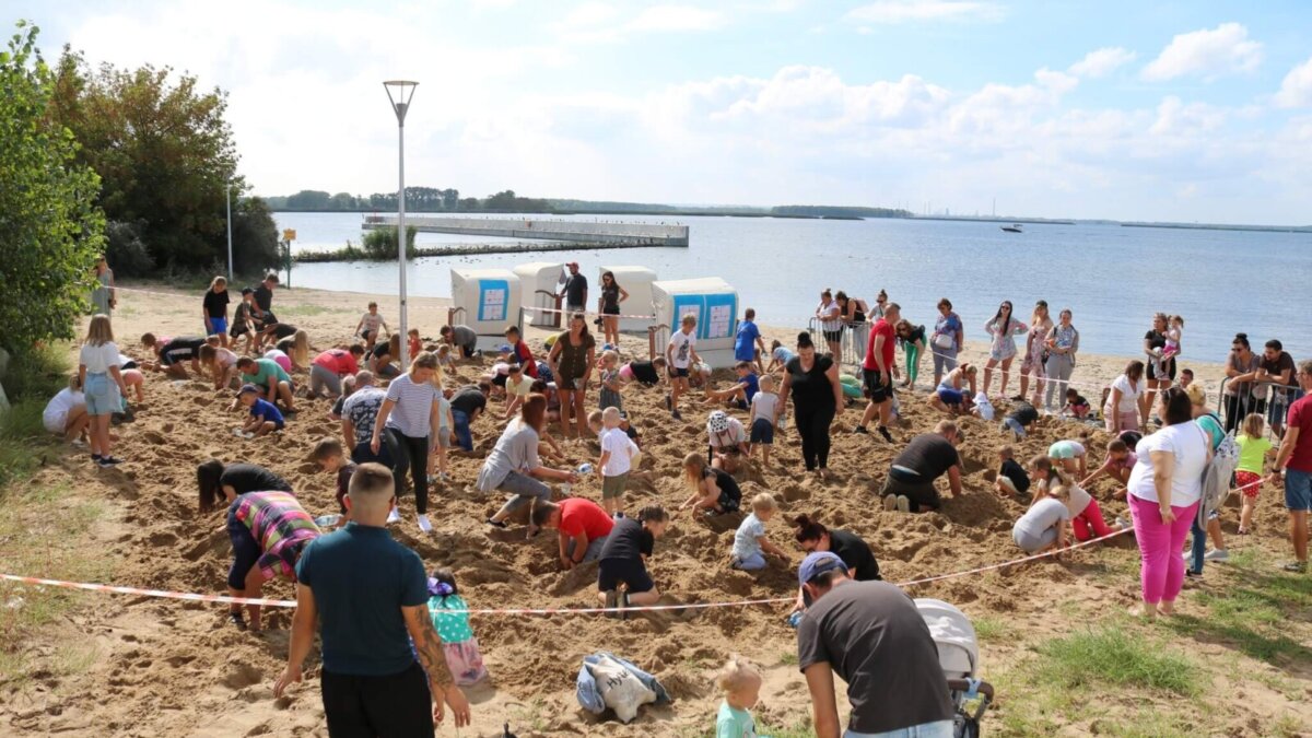 Rodzinne poszukiwanie skarbów na plaży w Stepnicy – sukces ostatniego dnia wakacji