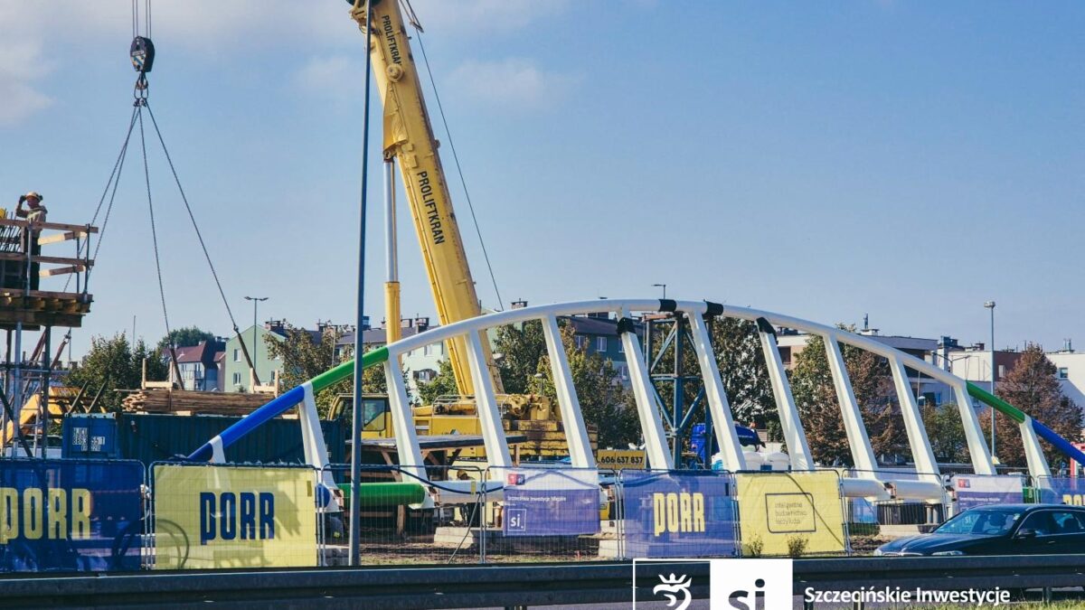 Nocne zamknięcie ulicy Struga w Szczecinie. Trwa montaż nowej kładki