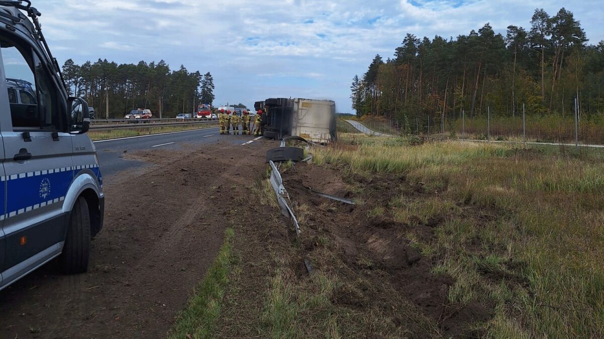 Wypadek na trasie S3 koło Goleniowa: ciężarówka blokuje ruch