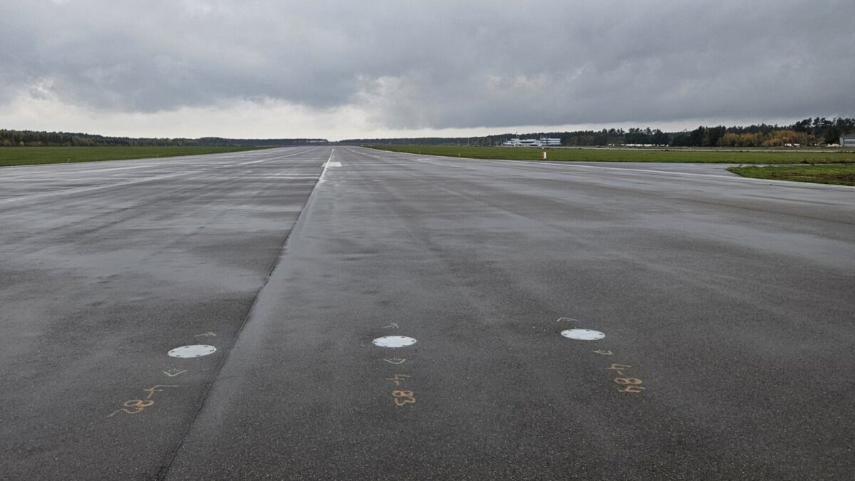 Postępuje modernizacja lotniska Goleniów – nowe oświetlenie nawigacyjne zwiększy bezpieczeństwo lotów