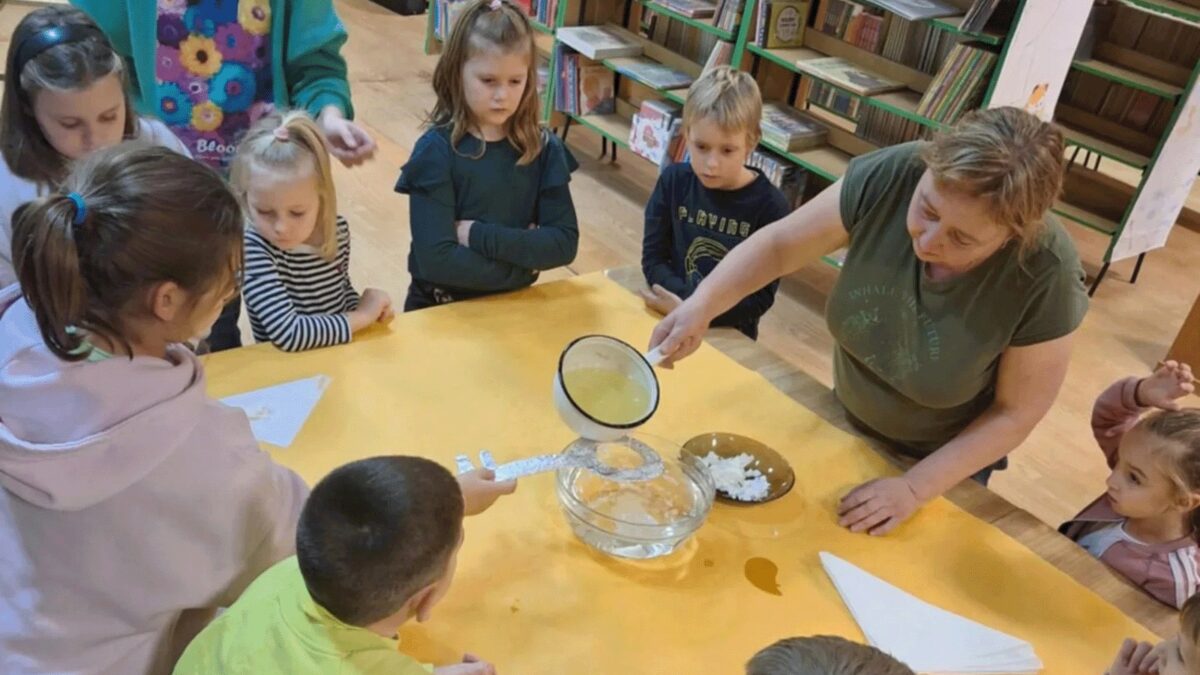 Magiczne andrzejki w bibliotece w Nowogardzie: Wspólne świętowanie tradycji