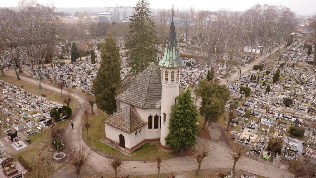 Znaczące zmiany na cmentarzu komunalnym w Nowogardzie – nowa toaleta i remont zabytkowej kaplicy